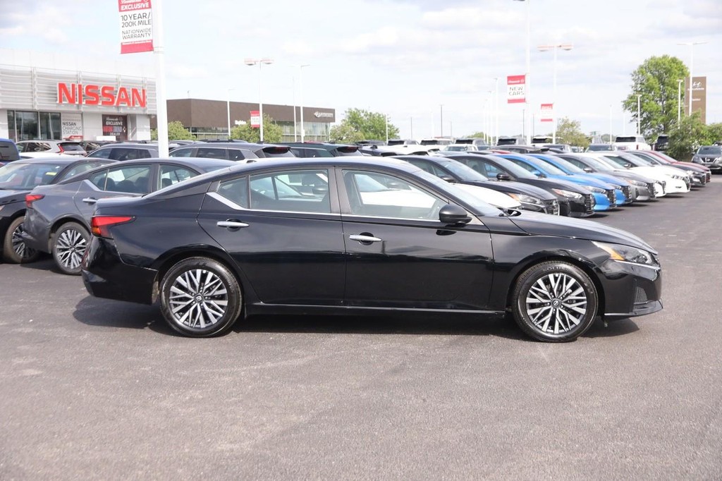 Nissan Altima Vehicle Image 05