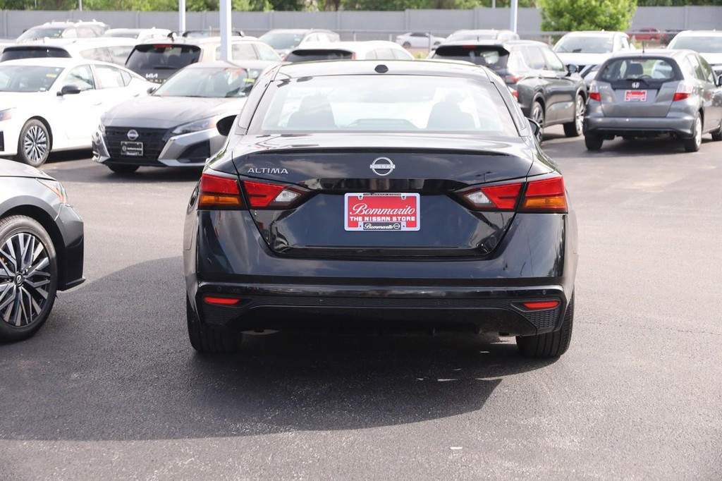 Nissan Altima Vehicle Image 06