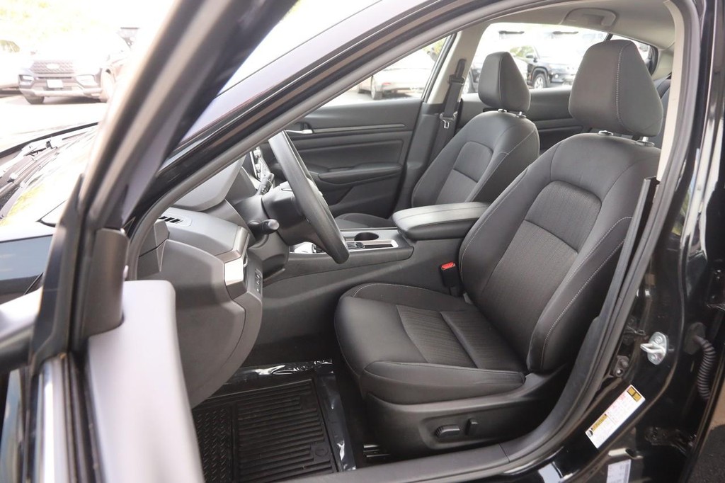 Nissan Altima Vehicle Image 08