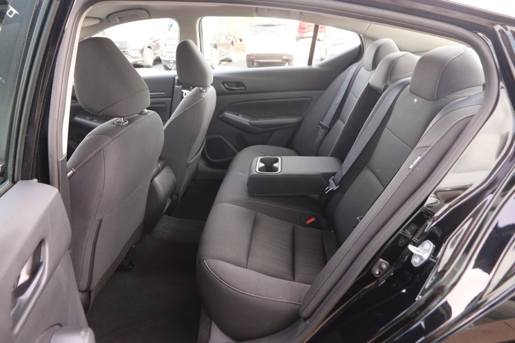 Nissan Altima Vehicle Image 09