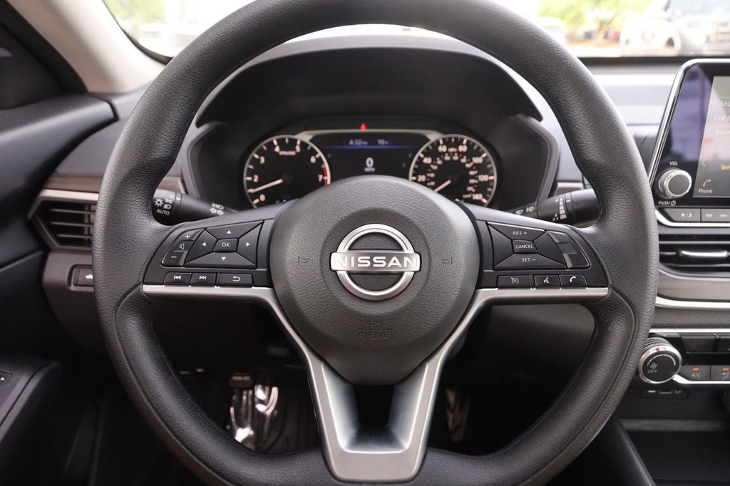 Nissan Altima Vehicle Image 10