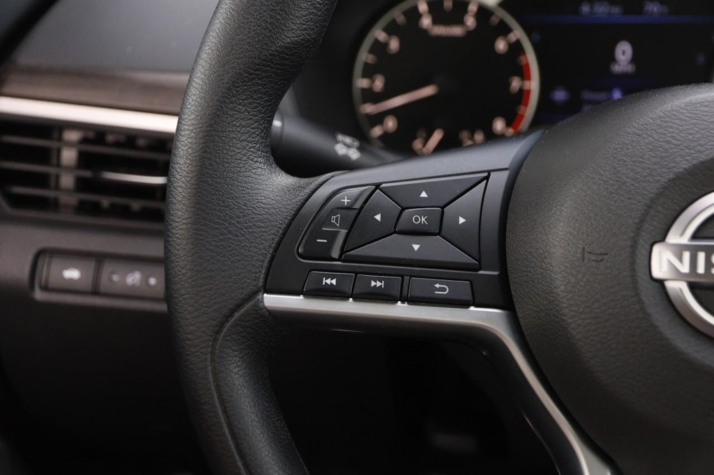 Nissan Altima Vehicle Image 11