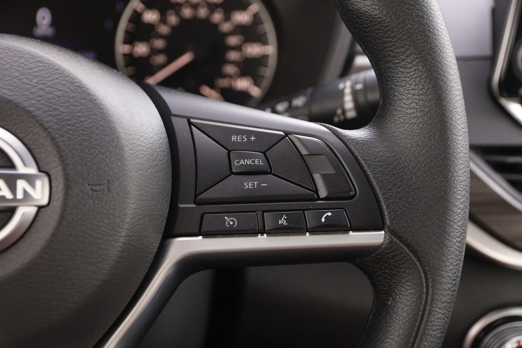 Nissan Altima Vehicle Image 12