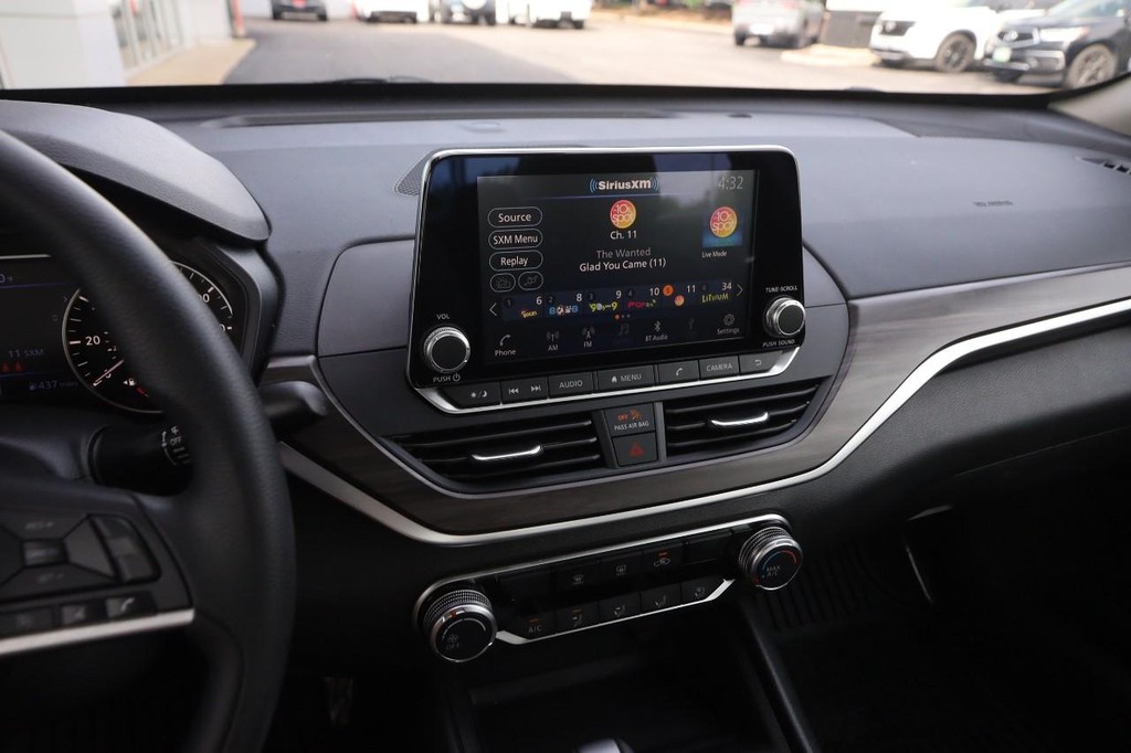 Nissan Altima Vehicle Image 15