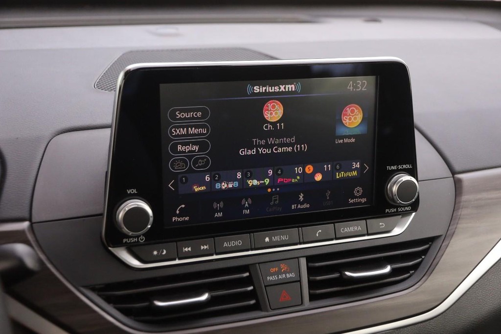 Nissan Altima Vehicle Image 16