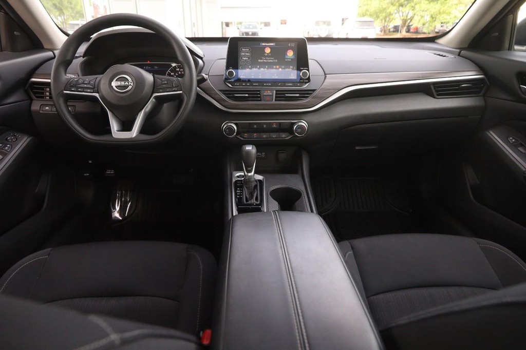Nissan Altima Vehicle Image 21