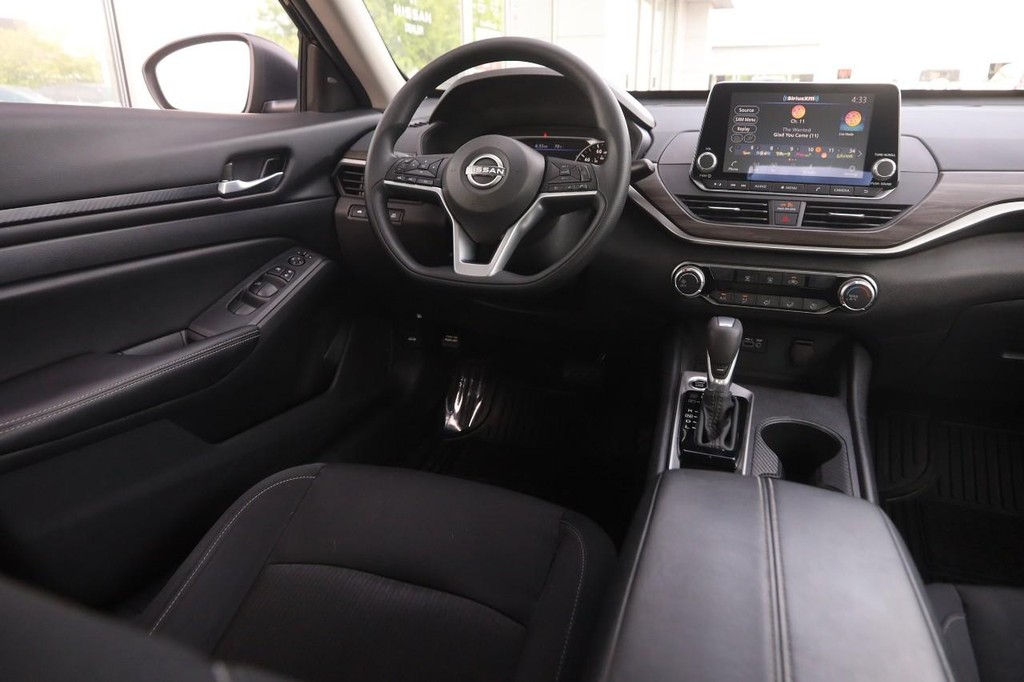 Nissan Altima Vehicle Image 22