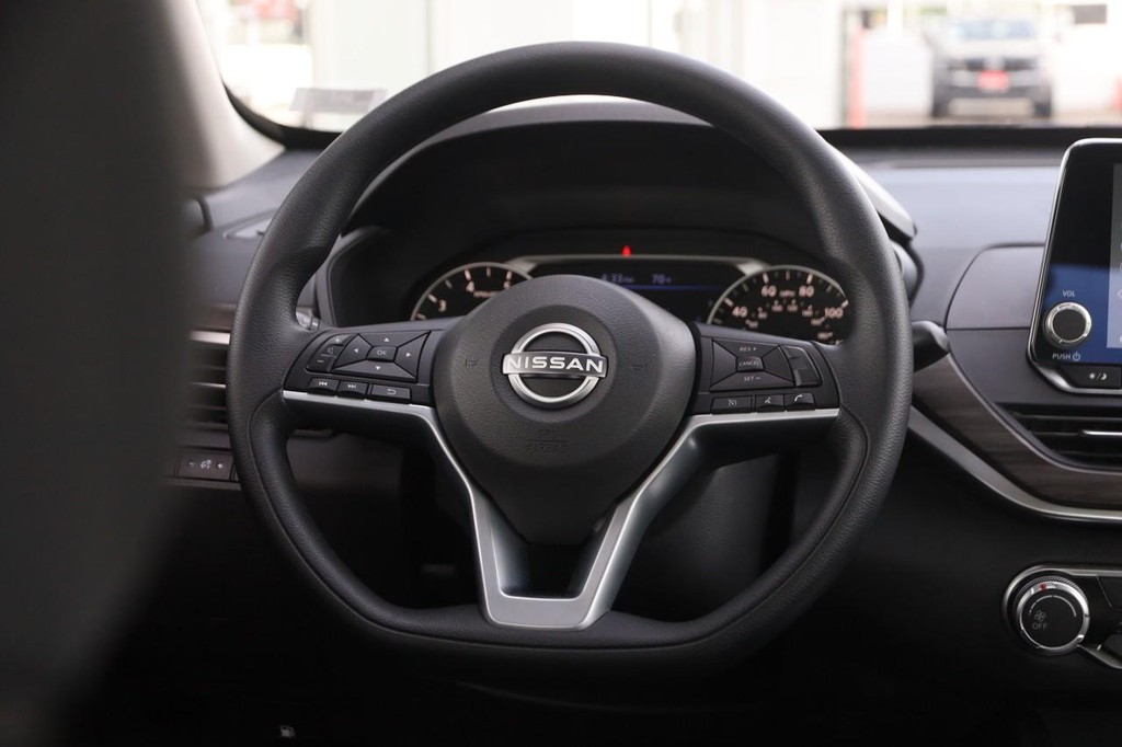 Nissan Altima Vehicle Image 23