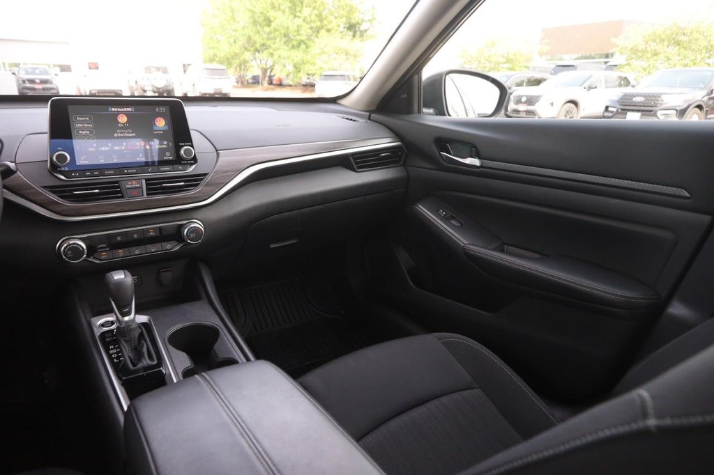 Nissan Altima Vehicle Image 25