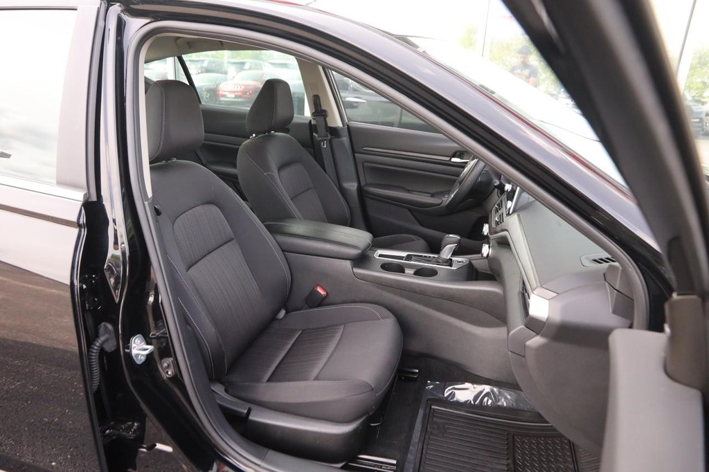 Nissan Altima Vehicle Image 26