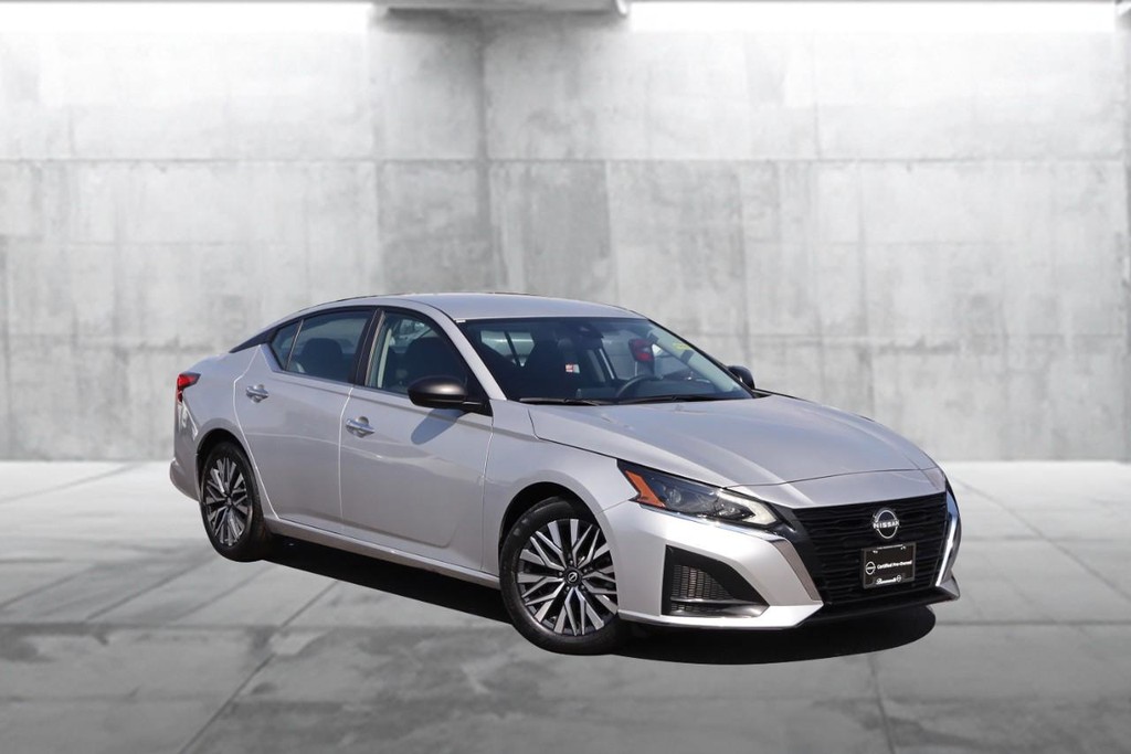 Nissan Altima Vehicle Image 02