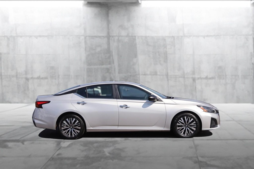 Nissan Altima Vehicle Image 05