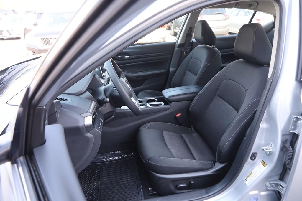 Nissan Altima Vehicle Image 08