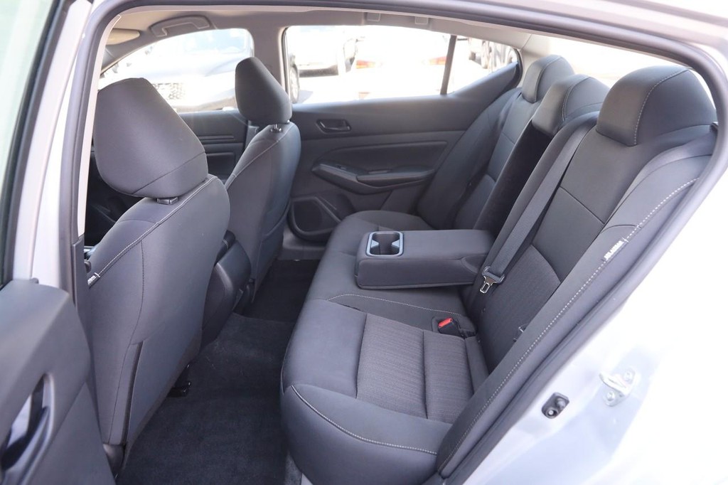 Nissan Altima Vehicle Image 09