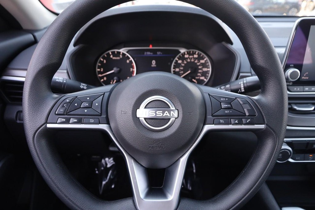 Nissan Altima Vehicle Image 10