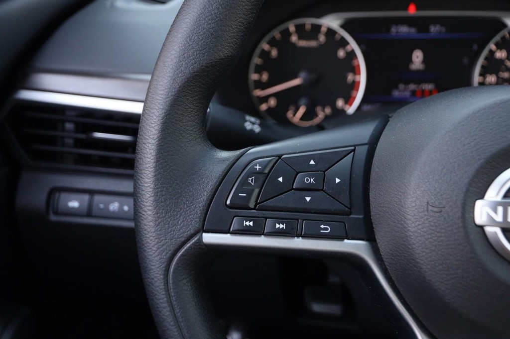 Nissan Altima Vehicle Image 11