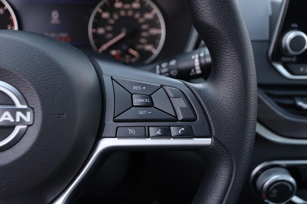 Nissan Altima Vehicle Image 12