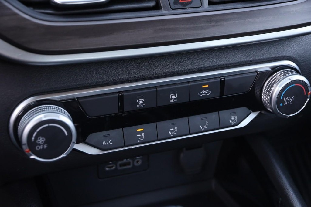 Nissan Altima Vehicle Image 16