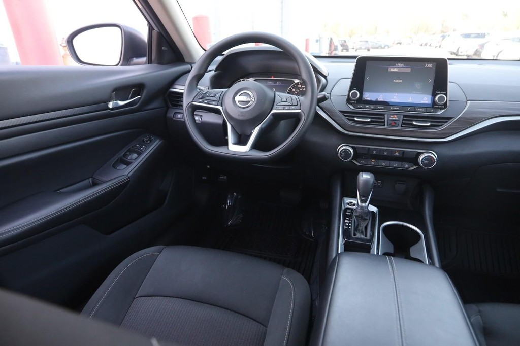 Nissan Altima Vehicle Image 20