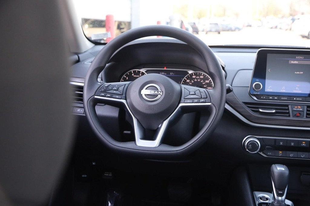 Nissan Altima Vehicle Image 21