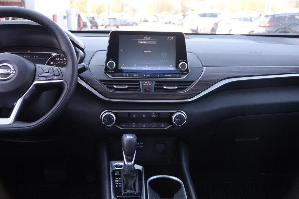 Nissan Altima Vehicle Image 22