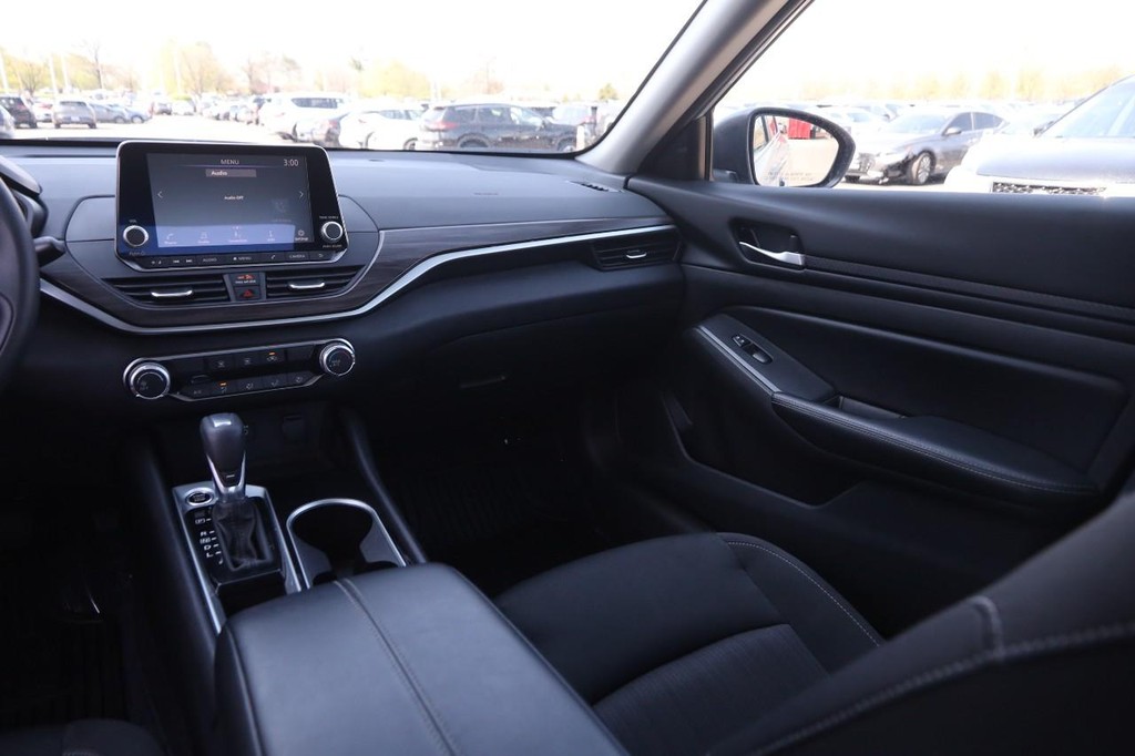 Nissan Altima Vehicle Image 23