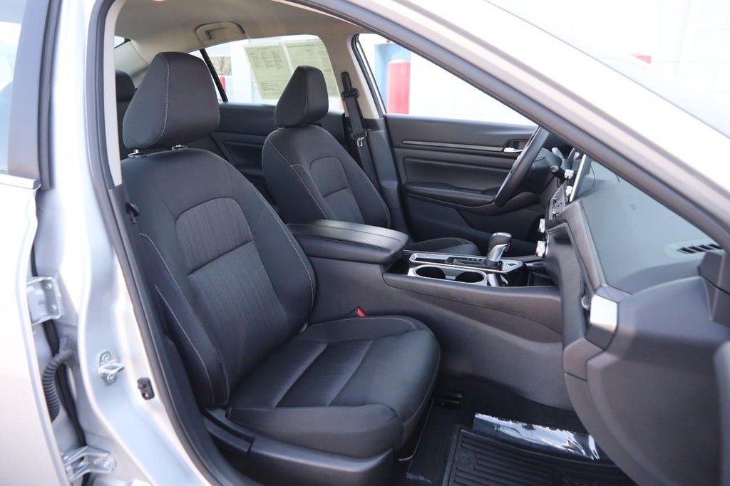 Nissan Altima Vehicle Image 24