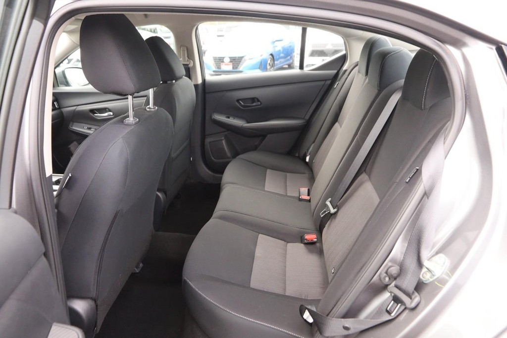 Nissan Sentra Vehicle Image 09
