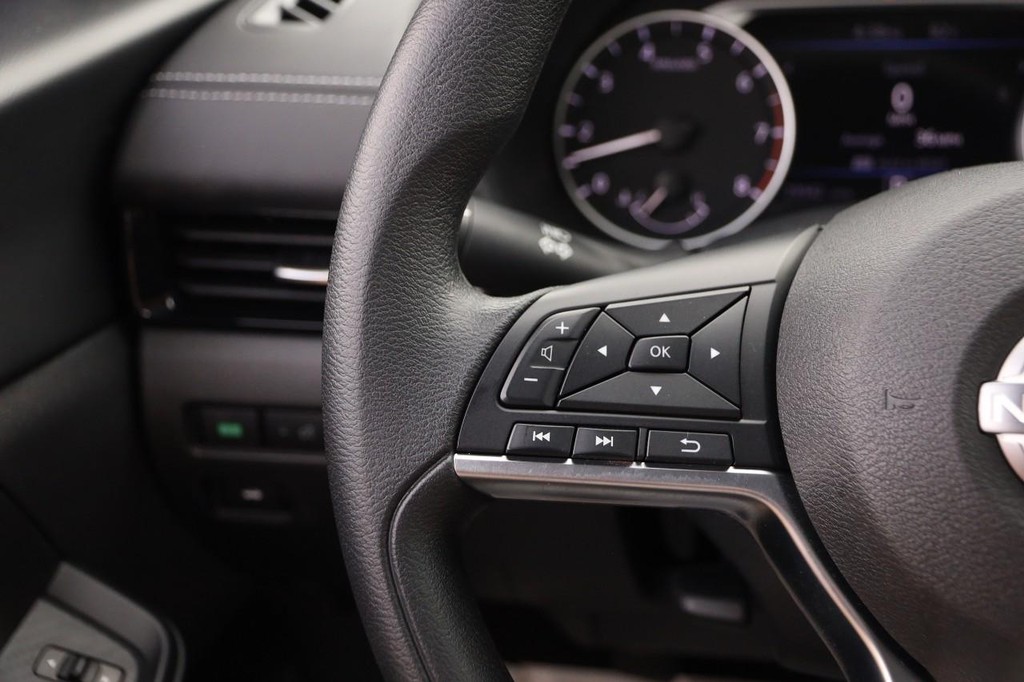 Nissan Sentra Vehicle Image 11