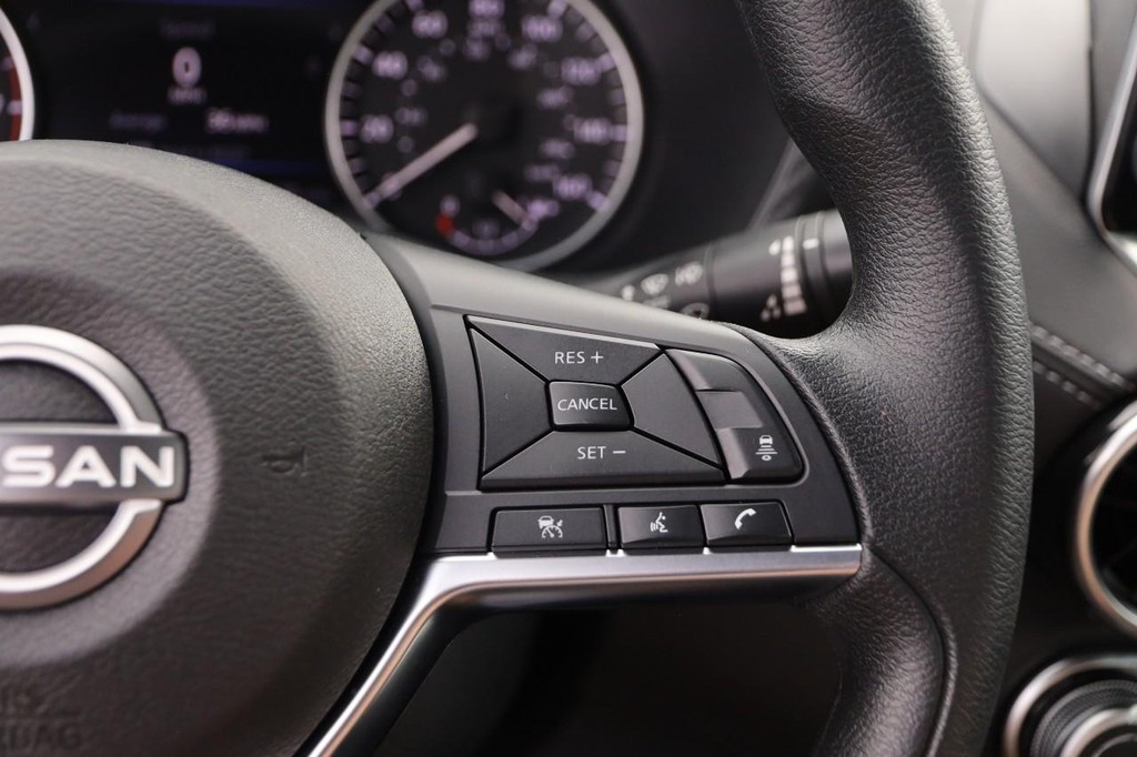 Nissan Sentra Vehicle Image 12