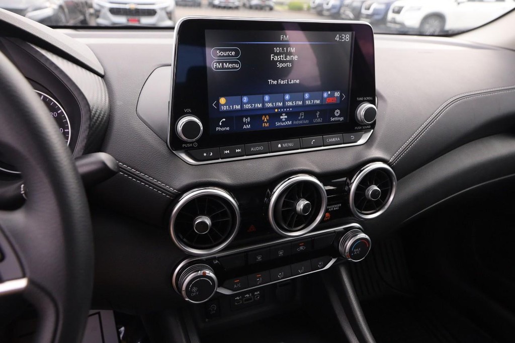 Nissan Sentra Vehicle Image 15