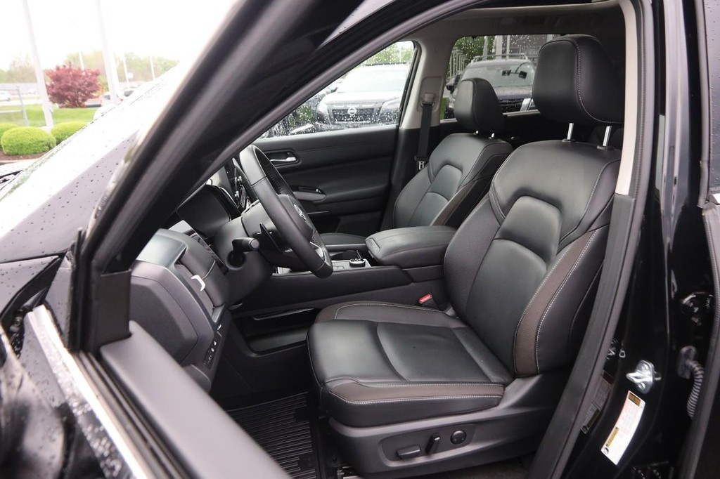 Nissan Pathfinder Vehicle Image 10