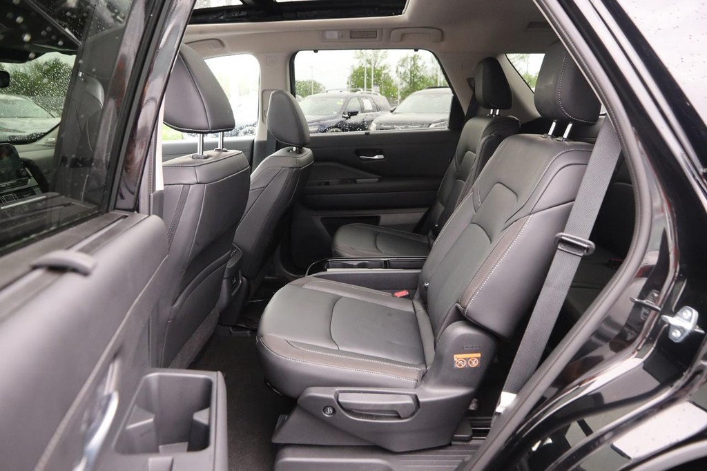 Nissan Pathfinder Vehicle Image 11