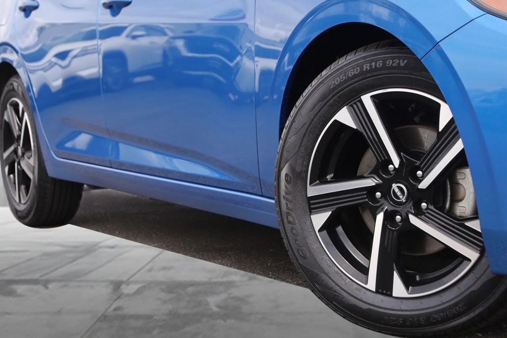 Nissan Sentra Vehicle Image 03