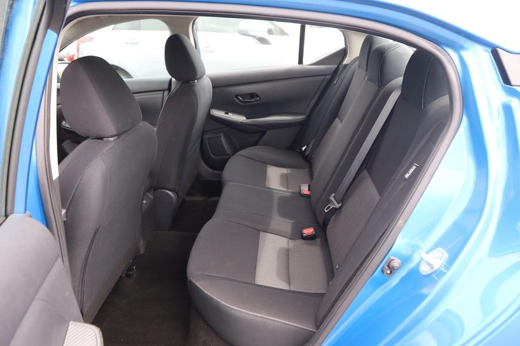 Nissan Sentra Vehicle Image 09