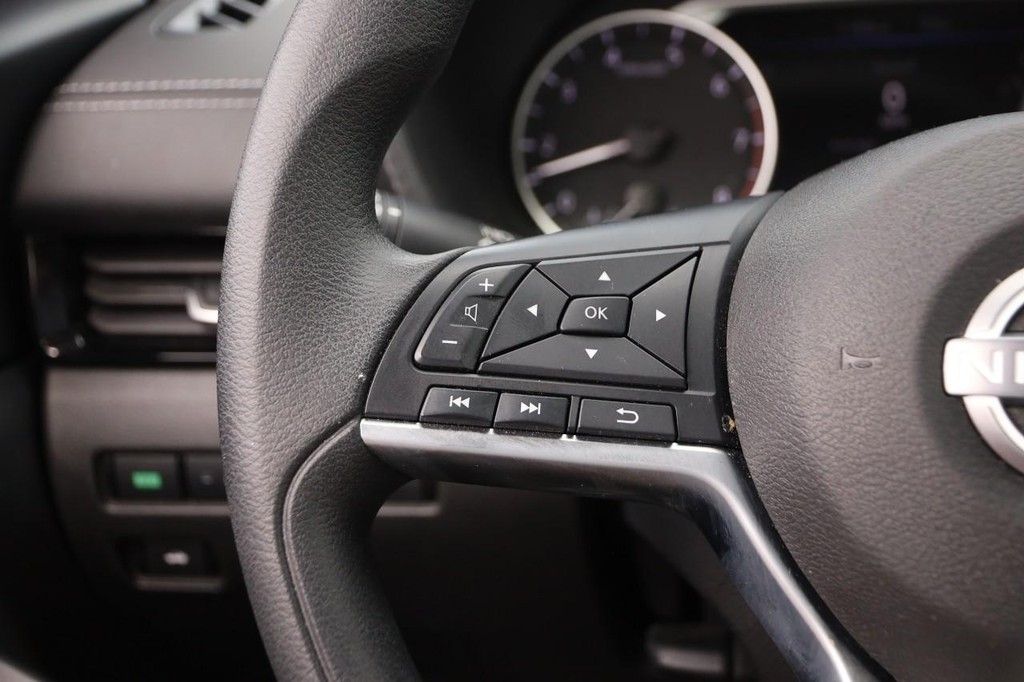 Nissan Sentra Vehicle Image 11