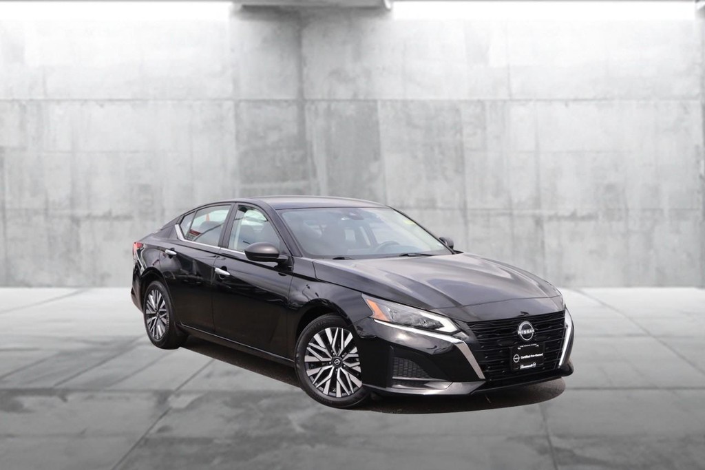 Nissan Altima Vehicle Image 02