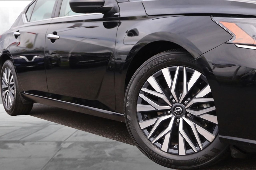 Nissan Altima Vehicle Image 03