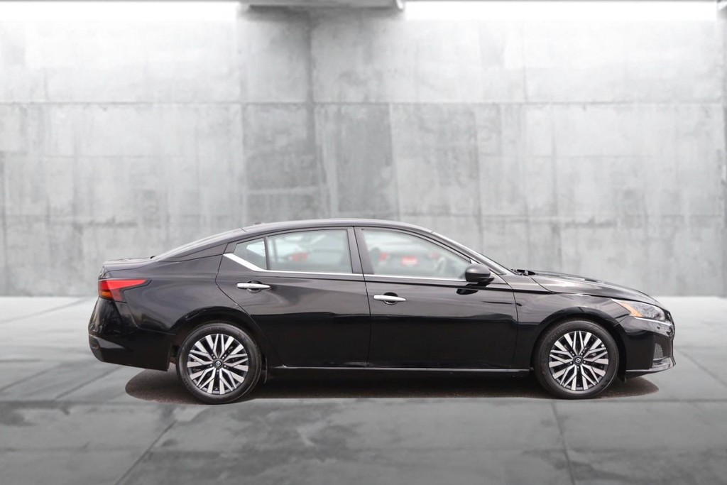 Nissan Altima Vehicle Image 05