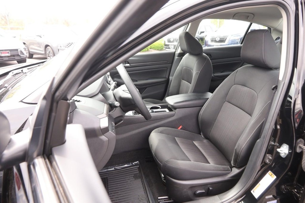 Nissan Altima Vehicle Image 08