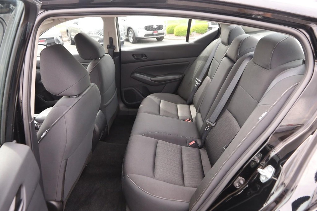 Nissan Altima Vehicle Image 09