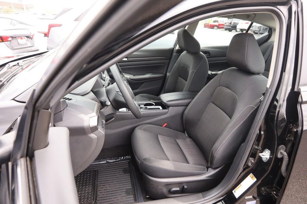 Nissan Altima Vehicle Image 10