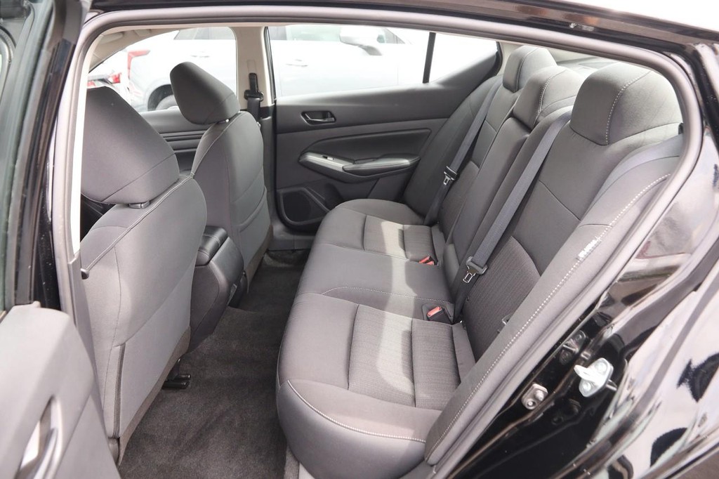 Nissan Altima Vehicle Image 11