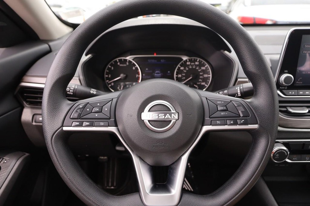 Nissan Altima Vehicle Image 12