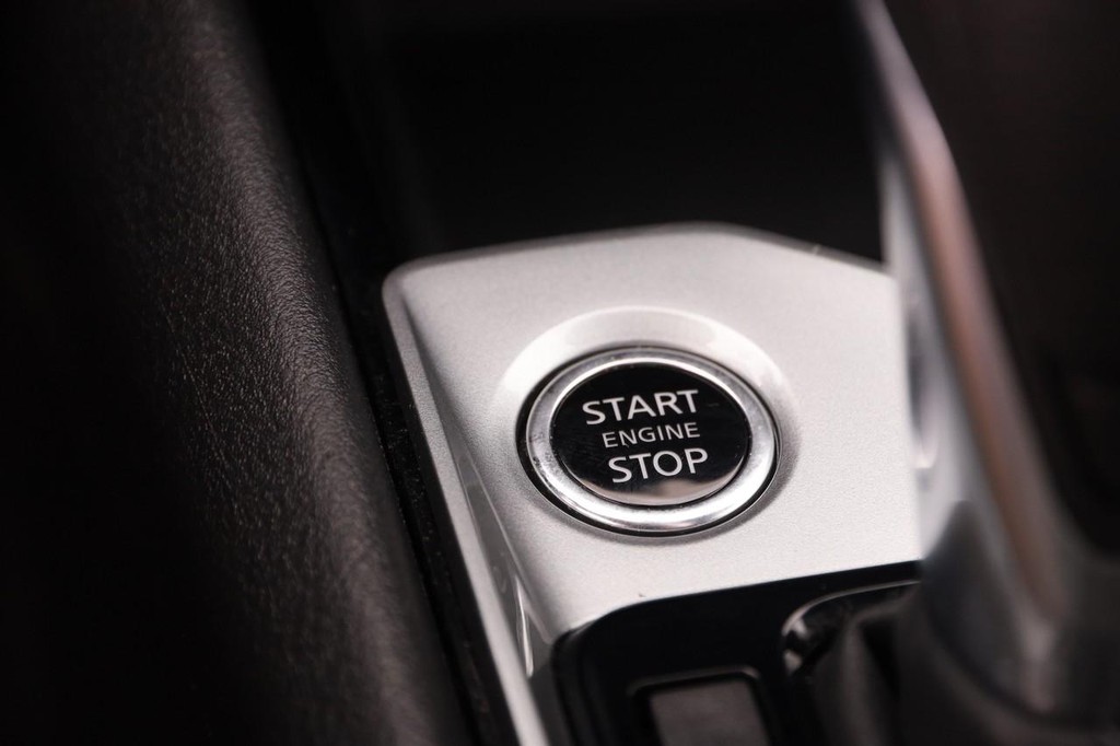 Nissan Altima Vehicle Image 16