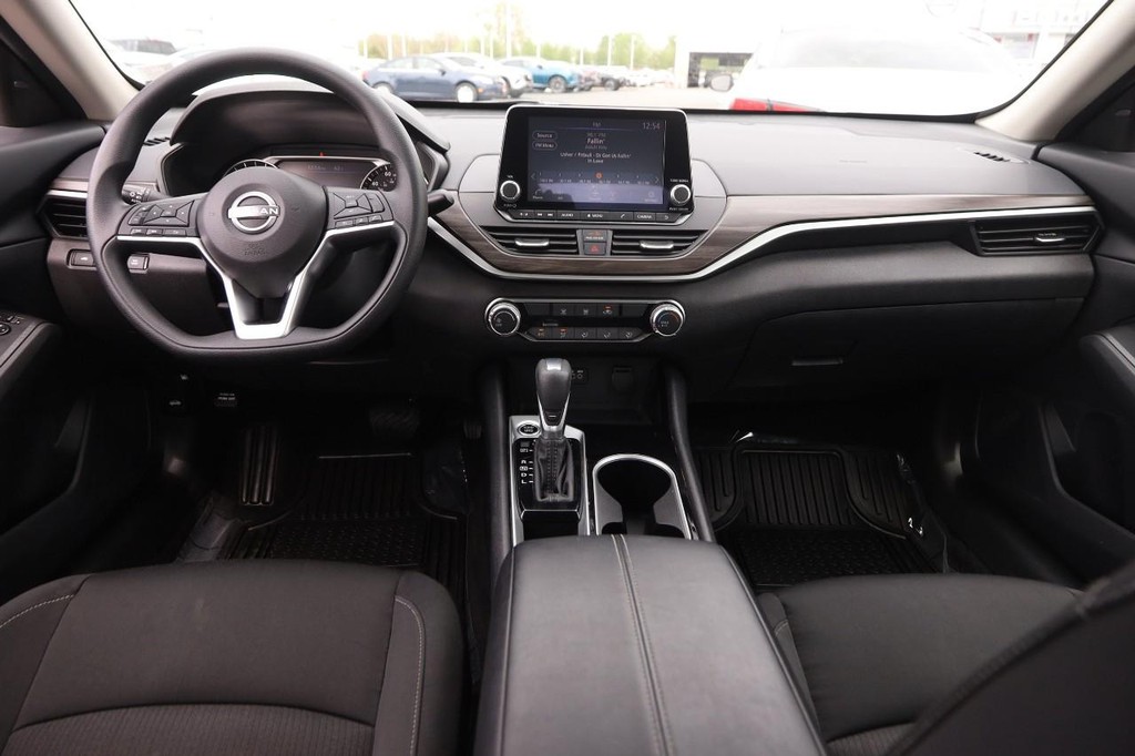 Nissan Altima Vehicle Image 22