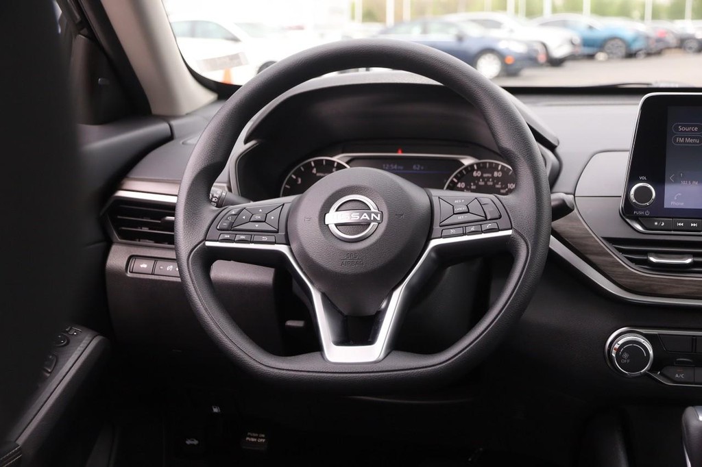 Nissan Altima Vehicle Image 24