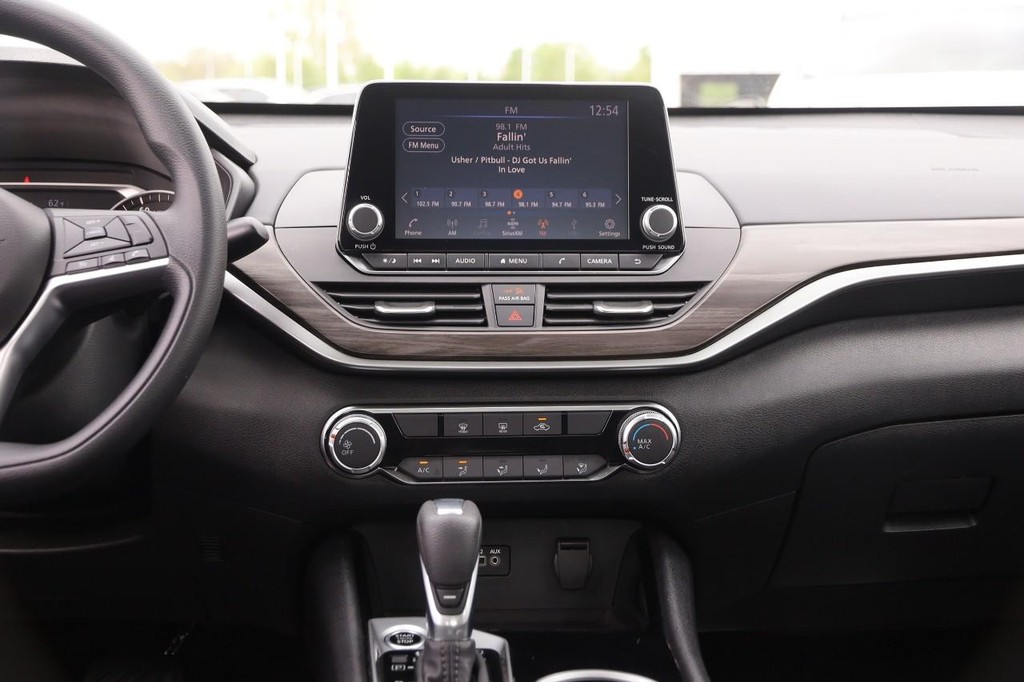 Nissan Altima Vehicle Image 25