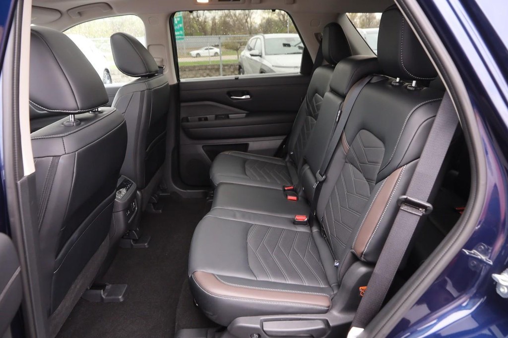 Nissan Pathfinder Vehicle Image 11
