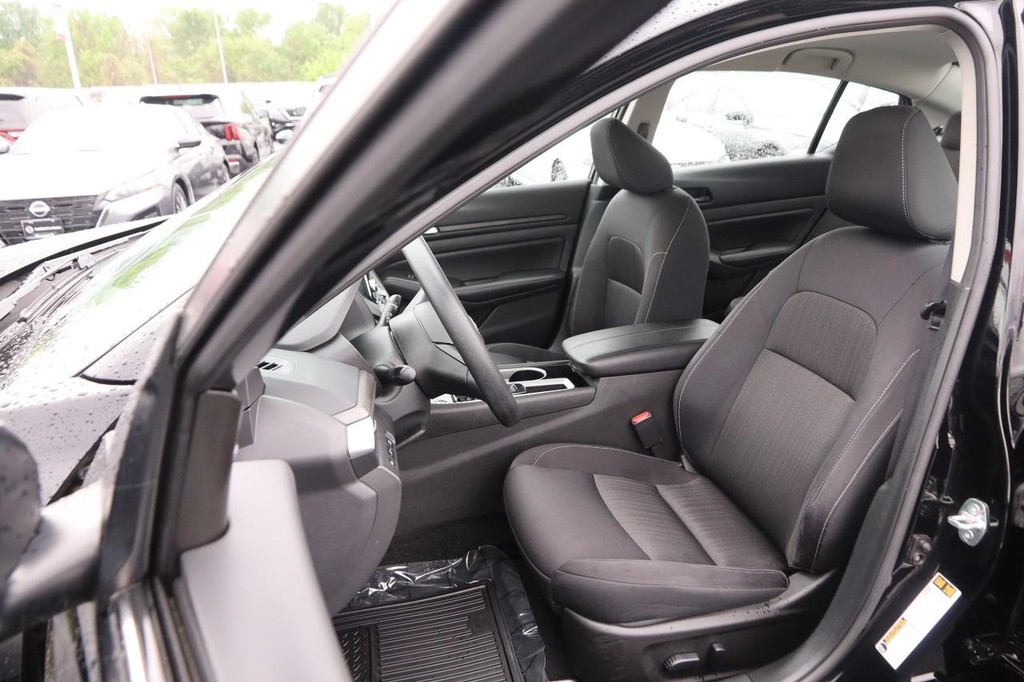 Nissan Altima Vehicle Image 08